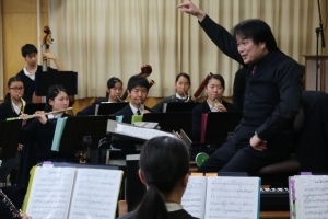 指揮する吹奏楽部顧問の桐生先生の写真