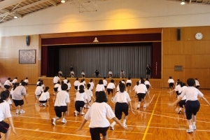 舞台で踊る東員第二中学校生徒の様子