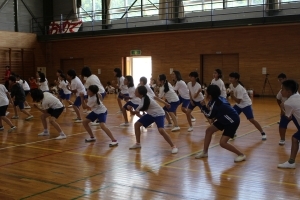 力強く踊る三里小学校6年生の様子
