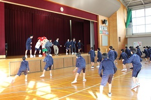 明正中学校の生徒が舞台で踊っている写真